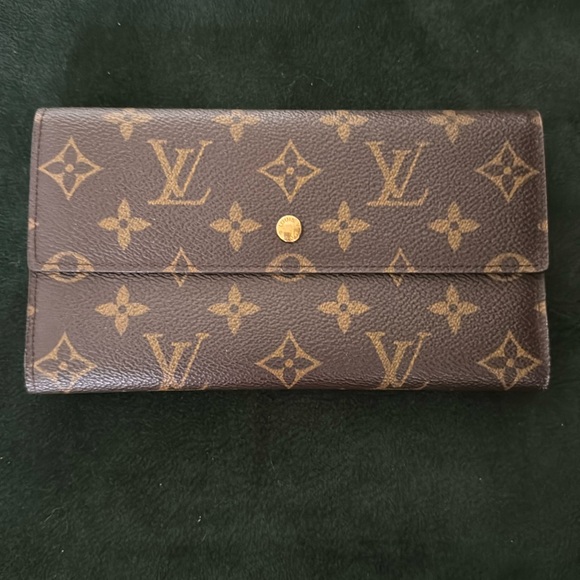 Authentic Pre-Loved Louis Vuitton Monogram Long wallet - Snap closure - zipper - Picture 1 of 9